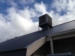 Evaporative cooling unit